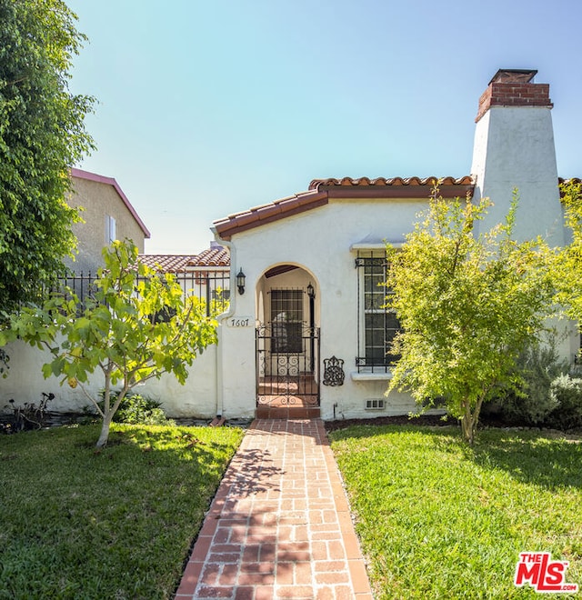 view of front of home with a front lawn