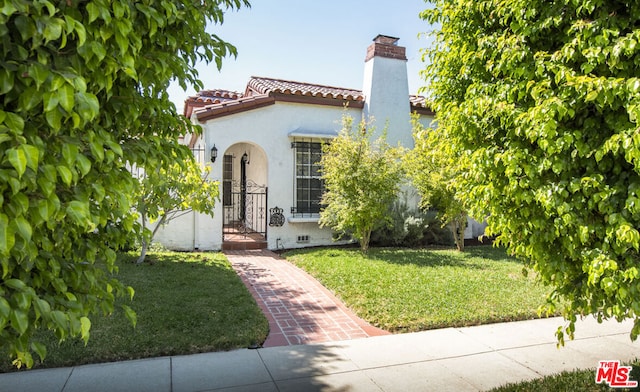 view of front of house with a front lawn