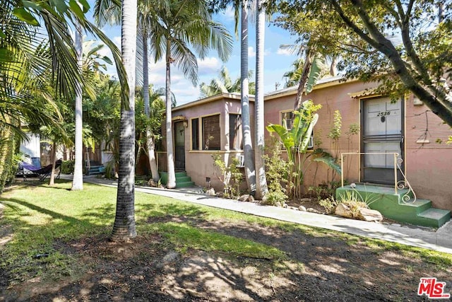 view of front facade with a front lawn