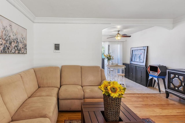 living room featuring light hardwood / wood-style flooring, ceiling fan, and crown molding