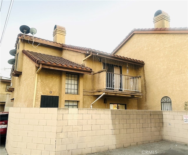 view of front facade with a balcony