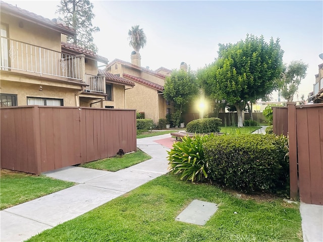 view of yard with a balcony