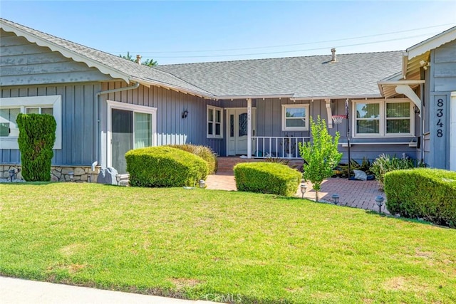 single story home with a front lawn