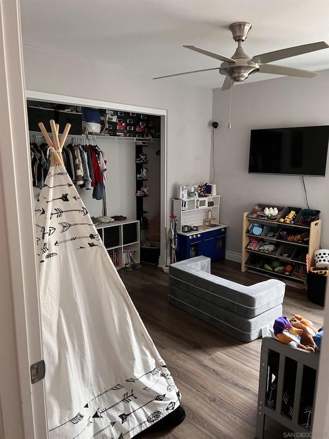 interior space with dark wood-type flooring, a closet, and ceiling fan