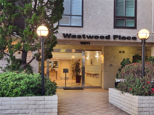 property entrance featuring stucco siding