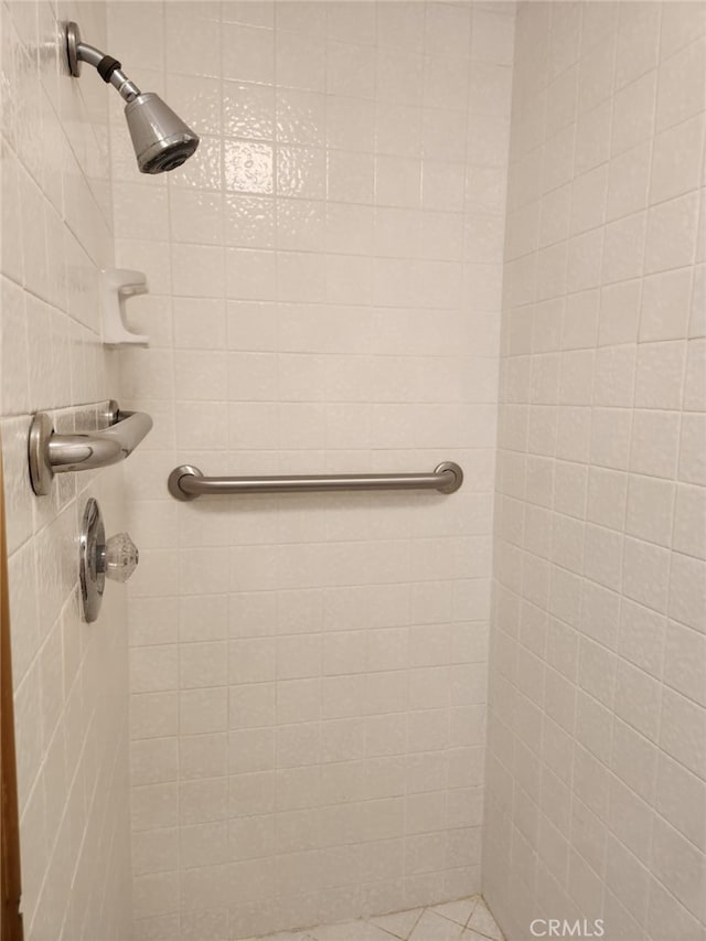 bathroom featuring a tile shower