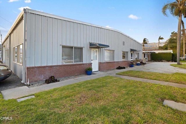 view of front of home with a front lawn