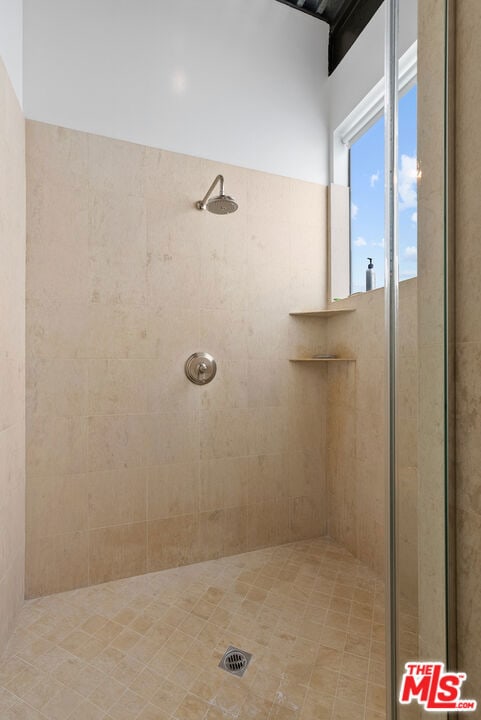 bathroom featuring tiled shower