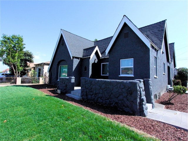 view of front of house featuring a front yard