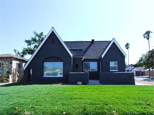 view of front of home featuring a front yard