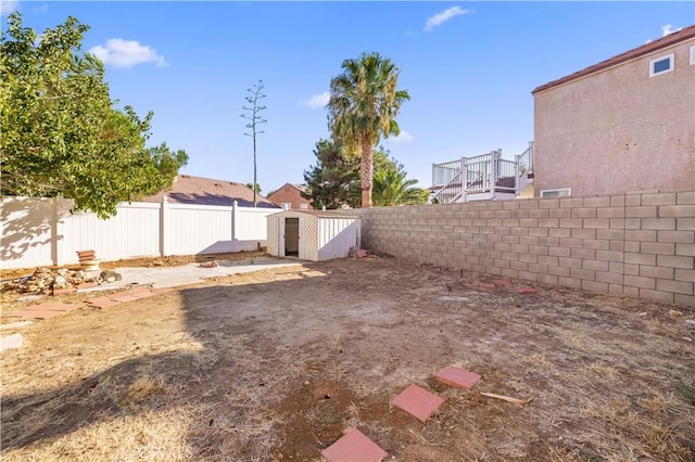 view of yard featuring a storage shed