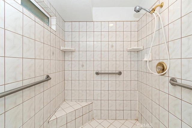 bathroom featuring a tile shower