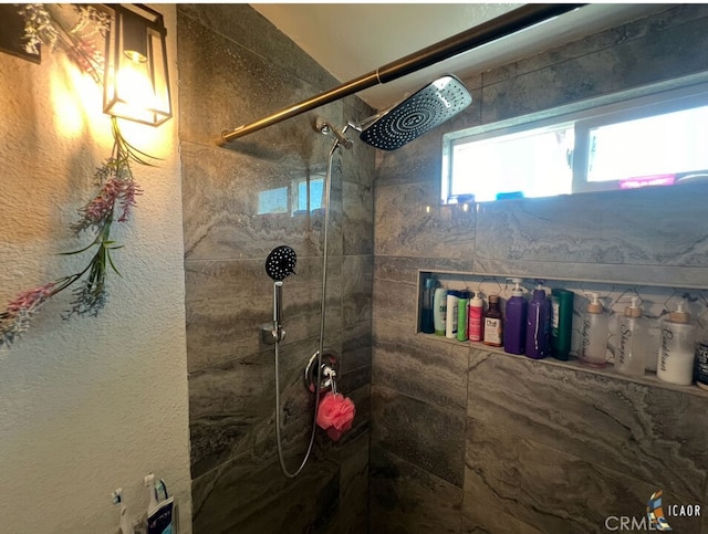 bathroom featuring a tile shower