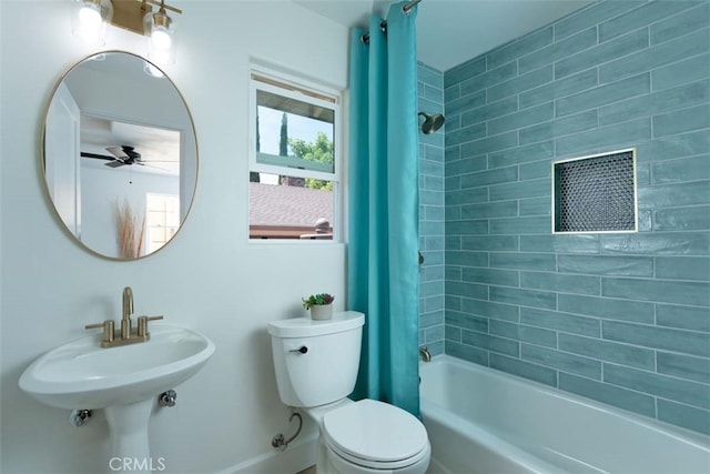 bathroom featuring shower / bath combo with shower curtain, ceiling fan, and toilet