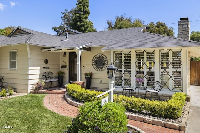 view of front of house featuring a front yard