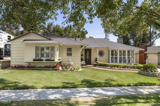 ranch-style house featuring a front yard