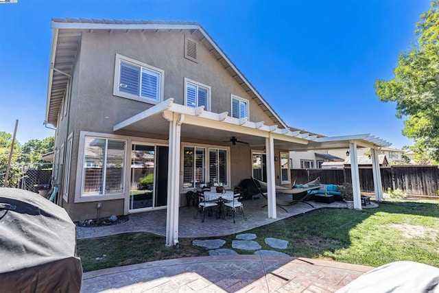 back of property with outdoor lounge area, ceiling fan, a yard, a pergola, and a patio