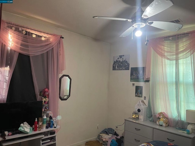 bedroom with ceiling fan