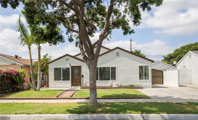 view of front of property featuring a front lawn