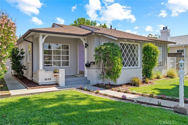 single story home featuring a front lawn