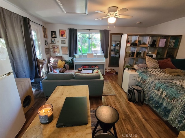 living room with wood-type flooring and ceiling fan