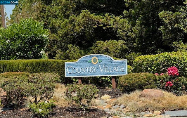 view of community / neighborhood sign