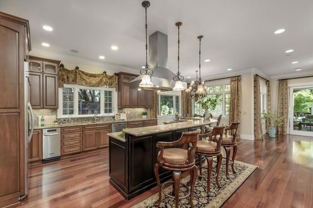 kitchen featuring tasteful backsplash, dark hardwood / wood-style flooring, a spacious island, a kitchen breakfast bar, and pendant lighting