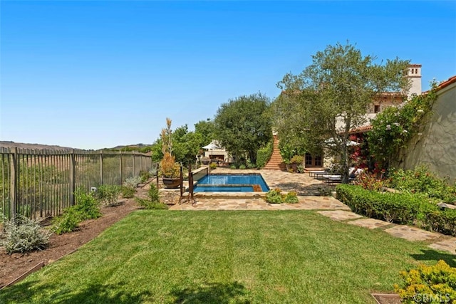 view of yard featuring a fenced in pool