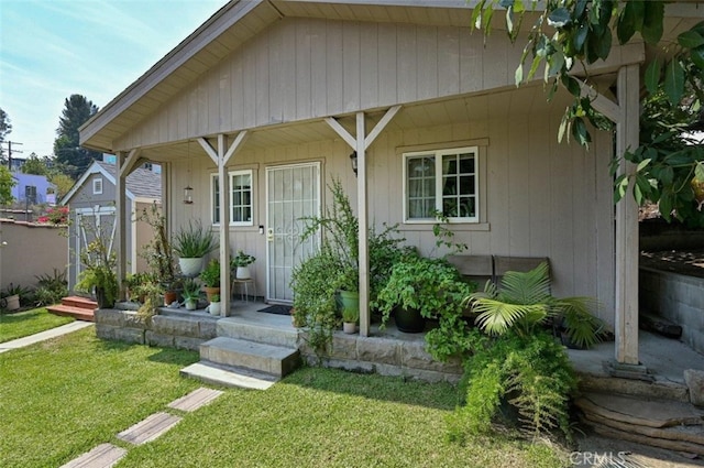 view of front facade with a front lawn