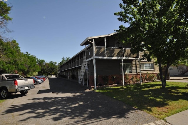 exterior space featuring a yard