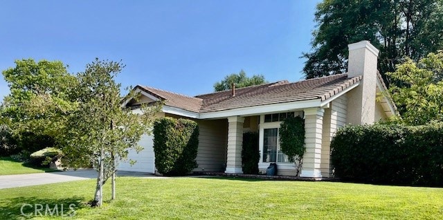 view of front of home featuring a front yard and a garage