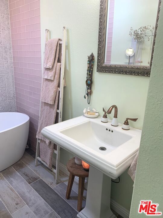 bathroom featuring sink and a bathtub