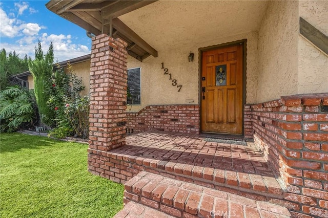 entrance to property featuring a yard