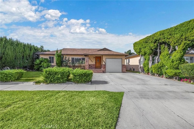 view of front of home featuring a garage and a front yard