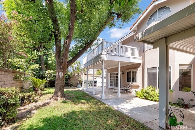 view of yard with a patio and a balcony