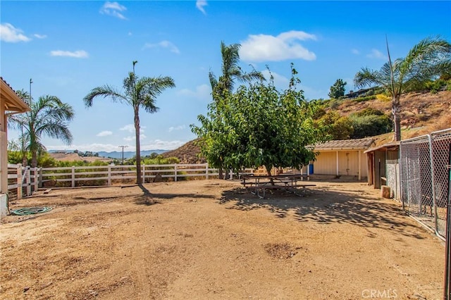 view of yard featuring a mountain view