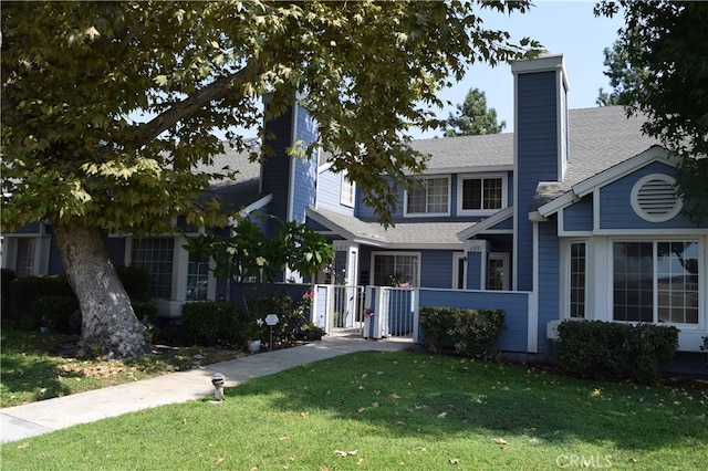 view of front facade featuring a front lawn