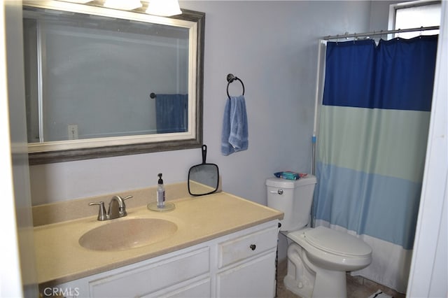 bathroom with a shower with shower curtain, vanity, and toilet