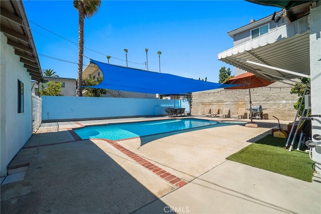 view of swimming pool featuring a patio