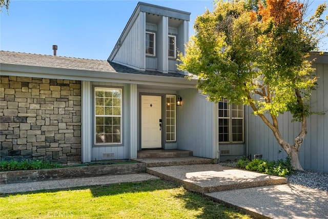 view of front of house with a front lawn