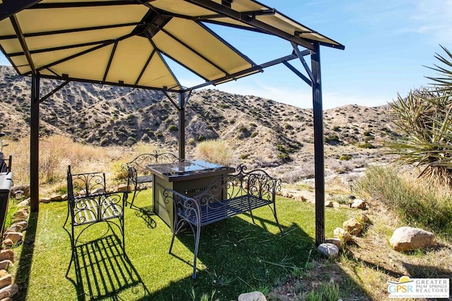 view of yard featuring a mountain view