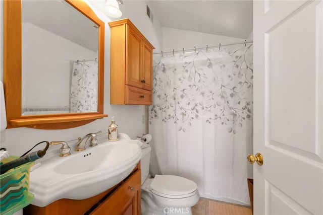 full bathroom with curtained shower, toilet, vanity, visible vents, and vaulted ceiling