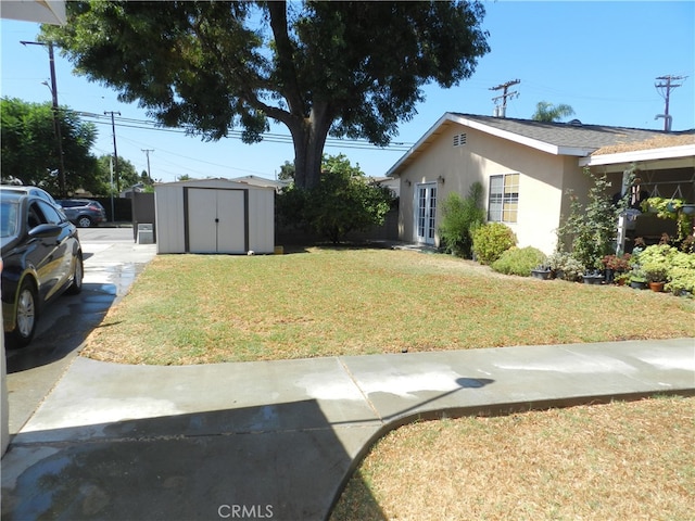 view of yard featuring a shed