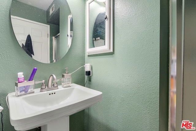 bathroom featuring sink