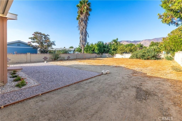 view of yard featuring a mountain view