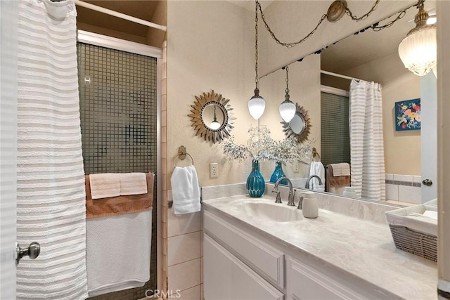 bathroom with a shower with shower curtain and vanity