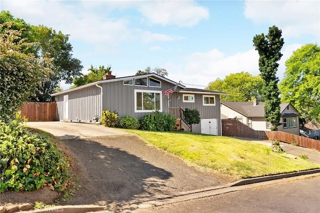 view of front of property featuring a front lawn