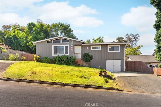 view of front of house featuring a front yard