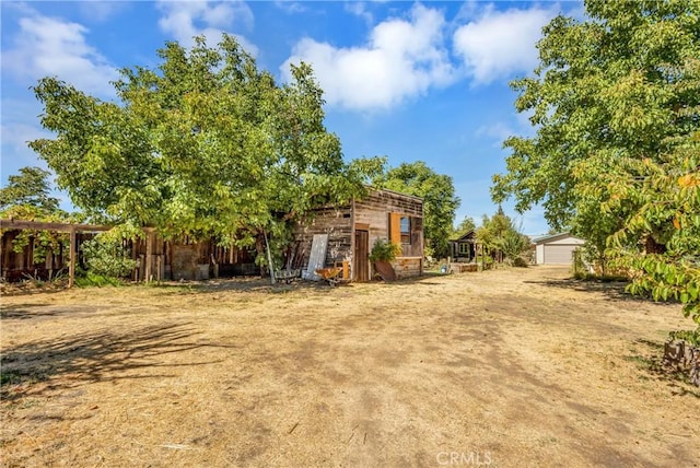 view of yard featuring an outdoor structure