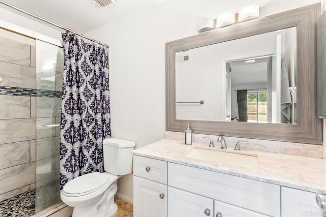 bathroom featuring a shower with shower curtain, vanity, and toilet